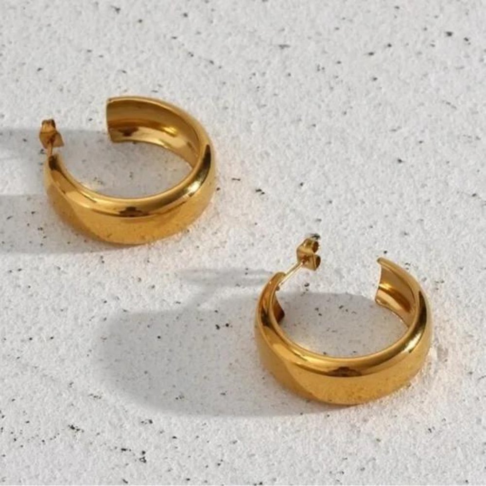 NEW ELEGANT 18K GOLD WIDE HOOP EARRINGS, NICE EARRINGS, CUTE EARRINGS. - Picture 5 of 6